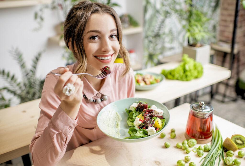 patient enjoying food comfortably after dental treatment