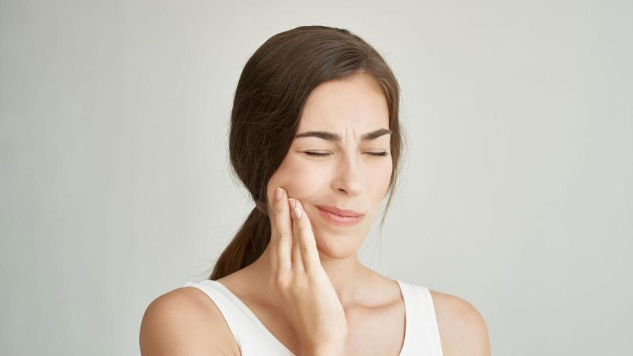 young adult with wisdom tooth pain and jaw swelling