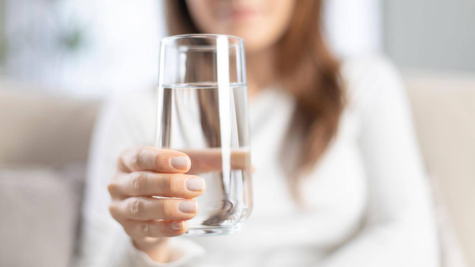 Drink-Water-It´s-a-Best-Choice-After-Tooth-Extraction