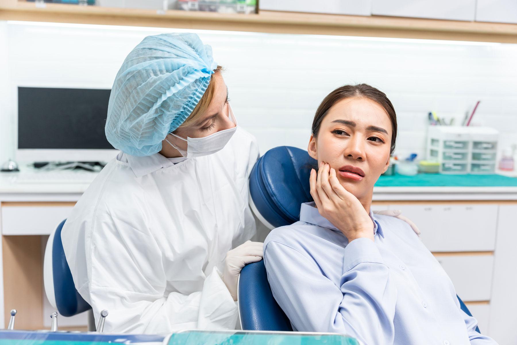 Carlsbad-dentist-examining-tooth-pain